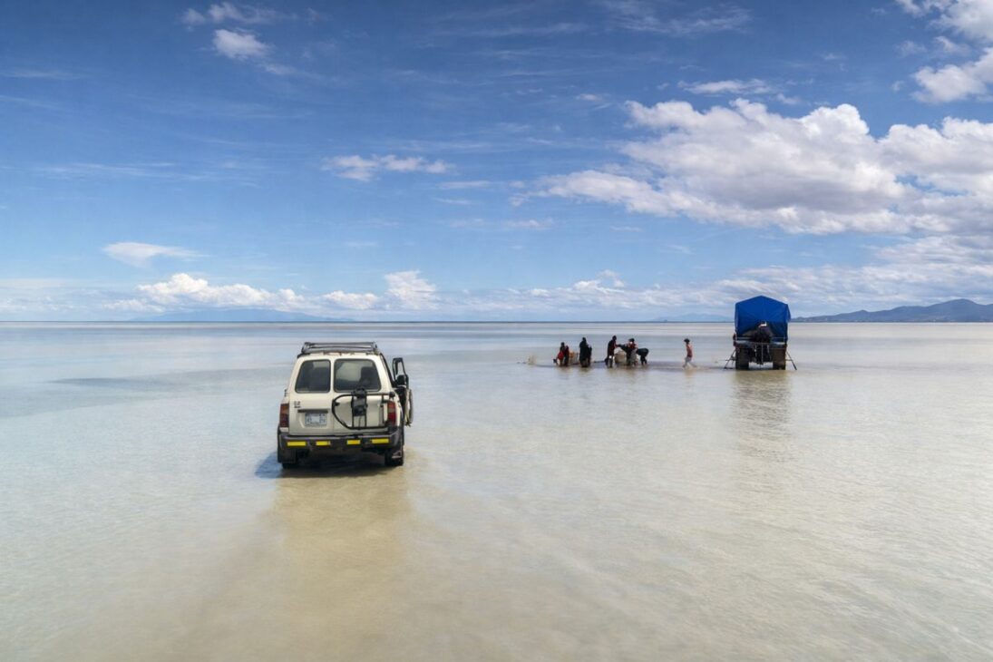 Conoce El Mayor Espejo Natural Del Planeta, El Salar De Uyuni, El Salar Boliviano Donde Una Familia De Mineros De Sal Enfrenta La Vida En El Desierto De Sal.