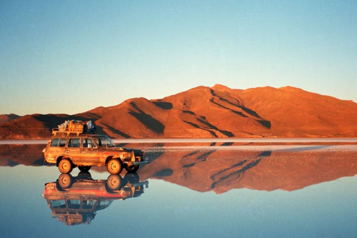 No maior espelho natural do planeta, o Salar boliviano vira um deserto surreal, e uma família luta há três gerações para sobreviver extraindo sal num dos lugares