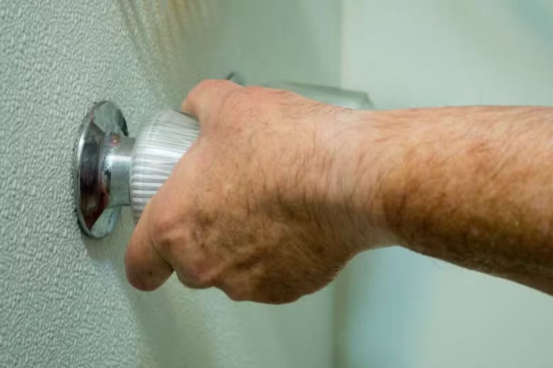 En casas brasileñas, encender la lavadora e ir a la ducha puede elevar el riesgo de descarga y incendio doméstico, especialmente con cableado antiguo, fuga de corriente y falta de puesta a tierra, exigiendo atención para evitar accidentes.