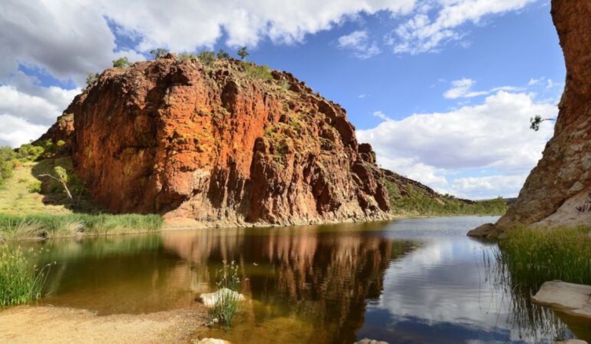 O rio Finke, na Austrália, é apontado como o mais antigo do mundo, com até 400 milhões de anos e um curso preservado no deserto. (Imagem: Reprodução)