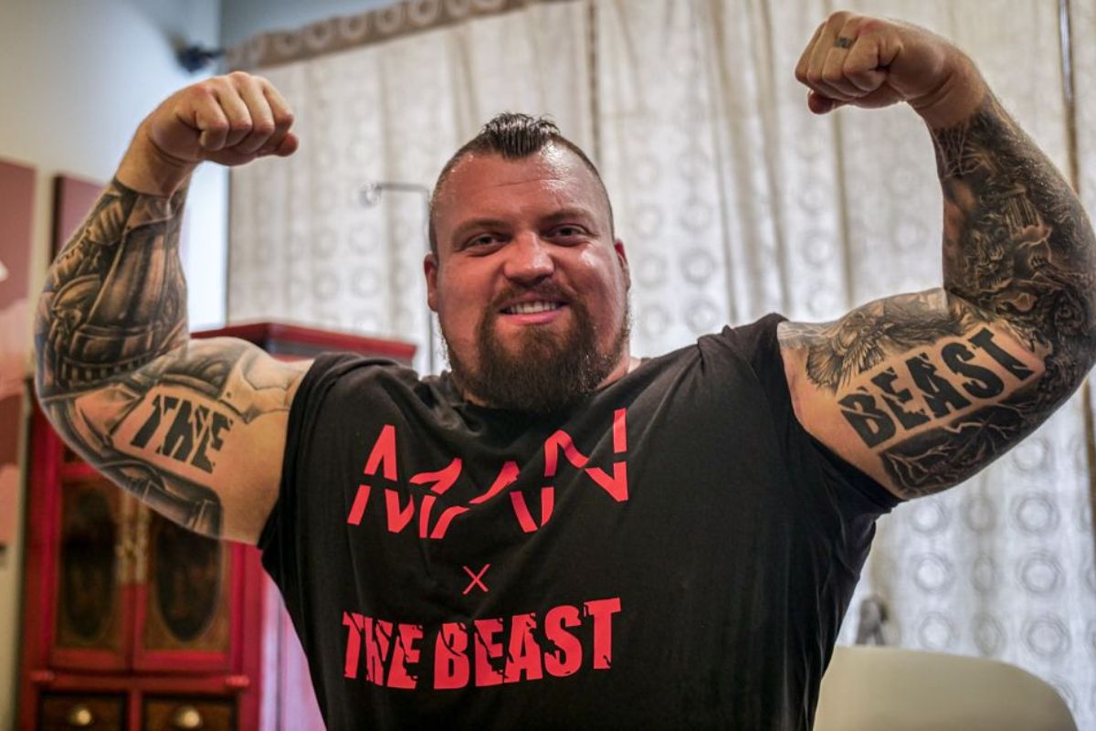 homem mais forte analisado: Eddie Hall entra em laboratório, passa por ressonância magnética e testes de agachamento; estudo detalha músculos estabilizadores e liga força extrema a autonomia e envelhecimento saudável.