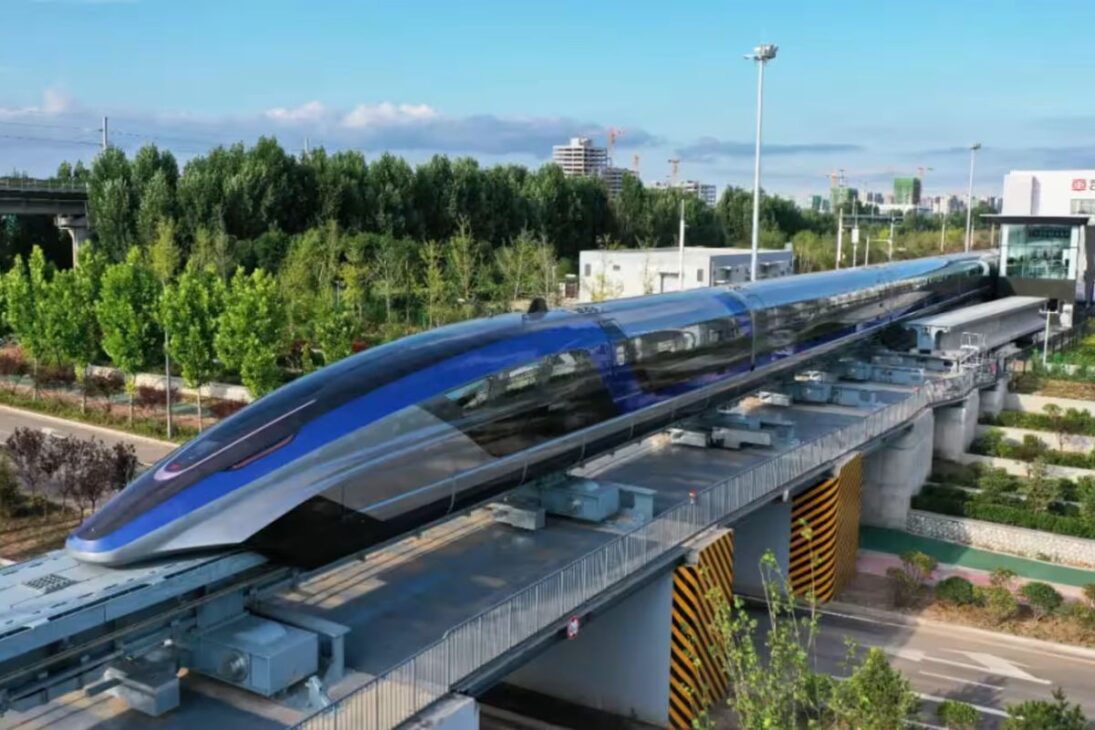 nuevo tren de China en Maglev usa tubos con casi ningún aire para buscar velocidad de 1.000 km/h y rivalizar con avión comercial, detallando desafíos técnicos, operación y seguridad en las rutas domésticas.