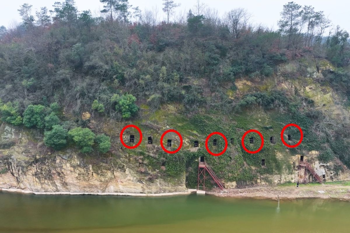 Mistério milenar na China: dezenas de casas escavadas num penhasco em Dangyang preservam fogões e camas, revelando como antigos viveram sem tecnologia moderna.