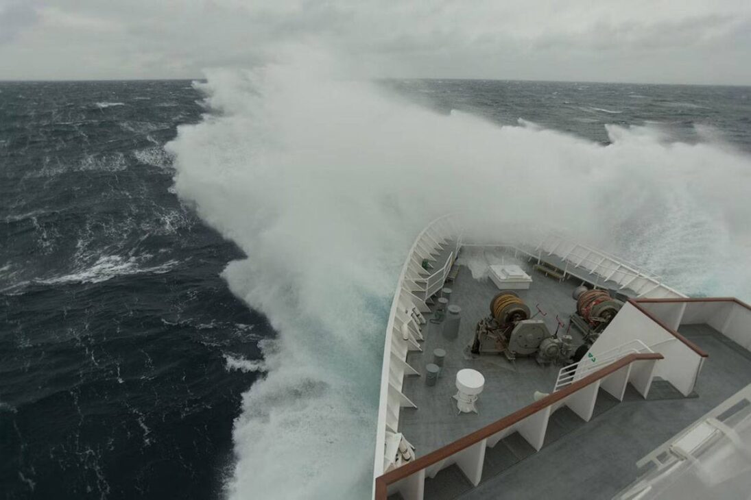 Entienda por qué la ola gigante no hunde el barco con ingeniería naval, casco del barco y estabilidad en tormenta en alta mar.
