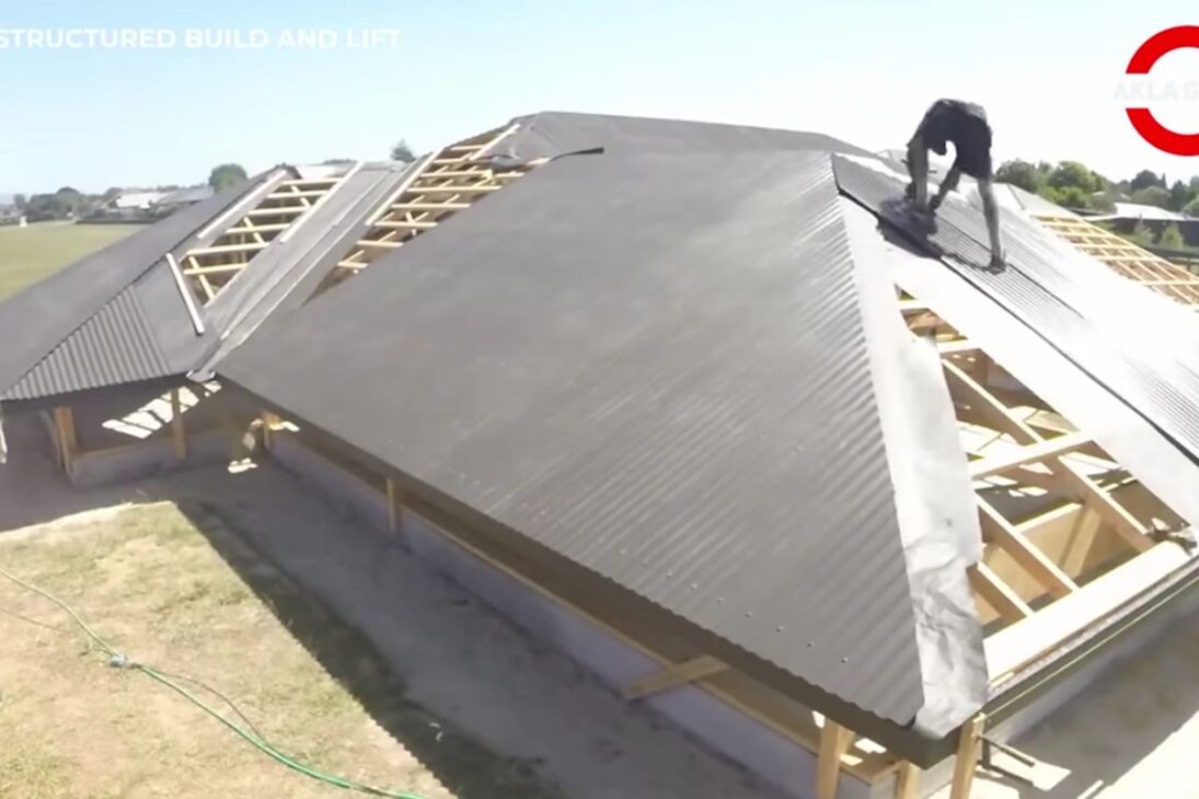 técnica en la construcción civil con Airium, techo por hidráulica, robot a láser y aislamiento que acelera paredes en un día, sellado e impermeabilización, cambiando la obra con módulos clic y ejecución rápida.