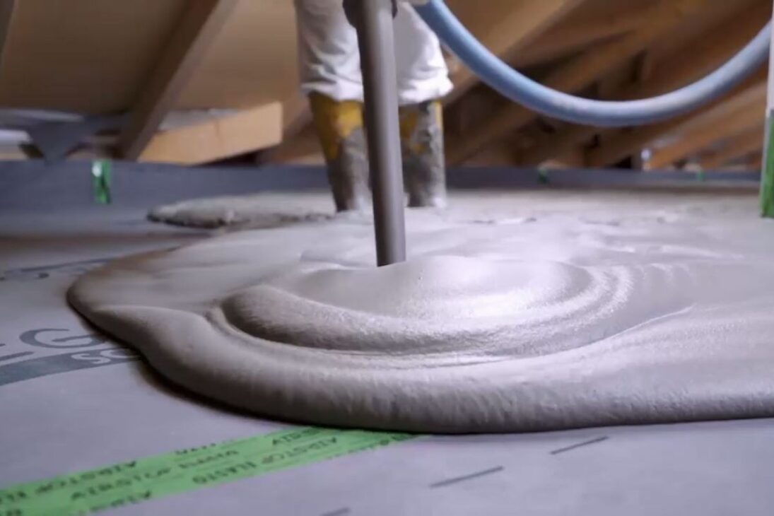 técnica en la construcción civil con Airium, techo por hidráulica, robot a láser y aislamiento que acelera paredes en un día, sellado e impermeabilización, cambiando la obra con módulos clic y ejecución rápida.