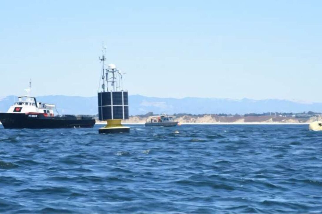 Boyas inteligentes en el océano se convierten en torres PowerBuoy con 5G, energía renovable y vigilancia continua en California en 2026, permitiendo la recopilación de datos en tiempo real y el monitoreo marítimo permanente por los Estados Unidos.