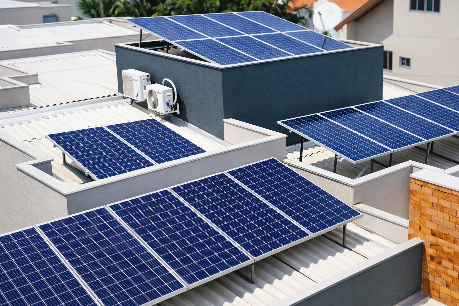 Conjunto de painéis solares instalados no telhado de casas residenciais, captando energia solar em área urbana.