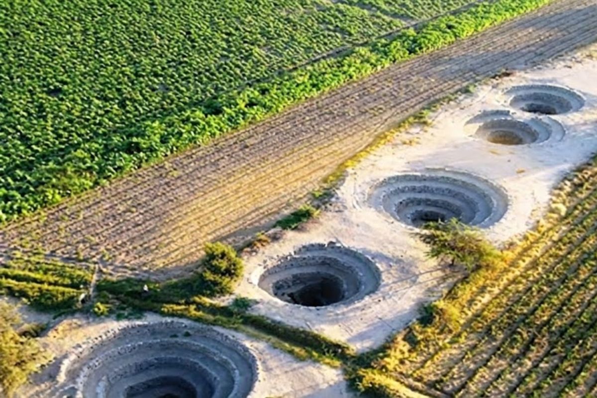 Deserto de Nazca revela buracos em espiral ligados aos aquedutos de Cantalloc que usam vento e aquífero subterrâneo, prova da engenharia Nazca que ainda irriga fazendas hoje.