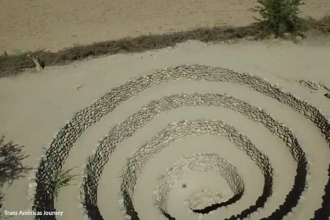 El desierto de Nazca revela agujeros en espiral ligados a los acueductos de Cantalloc que usan viento y acuífero subterráneo, prueba de la ingeniería Nazca que aún irriga fincas hoy.