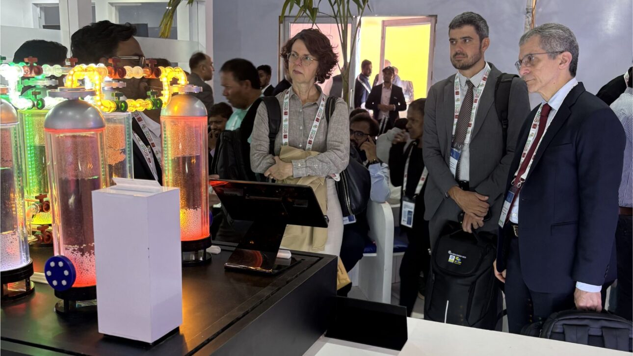Ejecutivos de Petrobras observan demostración tecnológica en stand durante la India Energy Week, en la India, evento que reúne líderes del sector de petróleo y energía del mercado asiático.