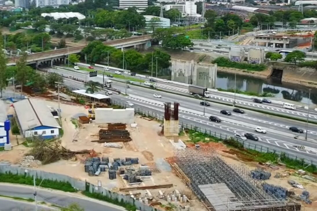 Vea cómo la Puente Lapa-Pirituba promete aliviar la Marginal Tietê con movilidad en São Paulo basada en un carril exclusivo de autobús y ciclovía sobre el Tietê.