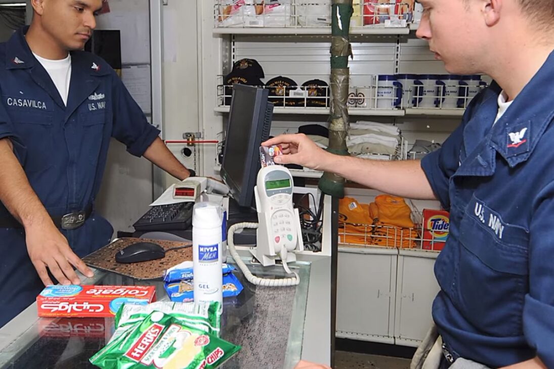 El Portaaviones De EE.UU. Usa Navy Cash Con Tarjeta De Débito En Circuito Cerrado Y Supervisión Del Departamento Del Tesoro, Reduciendo Efectivo Y Manteniendo Compras Y Servicios Por Meses En El Océano.