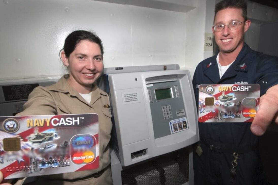 El Portaaviones De EE.UU. Usa Navy Cash Con Tarjeta De Débito En Circuito Cerrado Y Supervisión Del Departamento Del Tesoro, Reduciendo Efectivo Y Manteniendo Compras Y Servicios Por Meses En El Océano.
