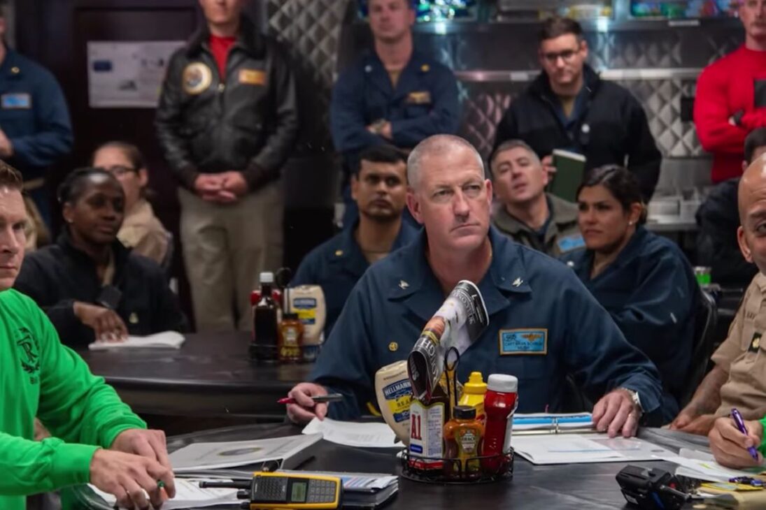 El Portaaviones De EE.UU. Usa Navy Cash Con Tarjeta De Débito En Circuito Cerrado Y Supervisión Del Departamento Del Tesoro, Reduciendo Efectivo Y Manteniendo Compras Y Servicios Por Meses En El Océano.