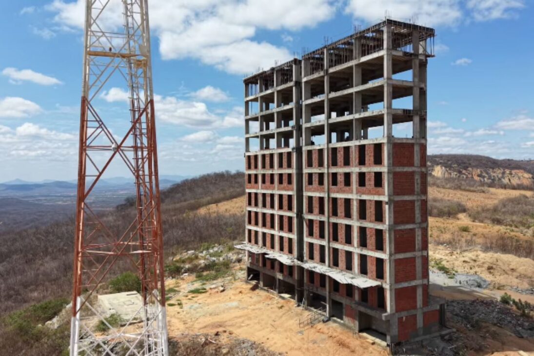 Condominio misterioso en la sierra entre Paraíba y Río Grande do Norte, Edificio misterioso en el sertão, carretera PB-31, Catolé do Rocha, João Dias Río Grande do Norte