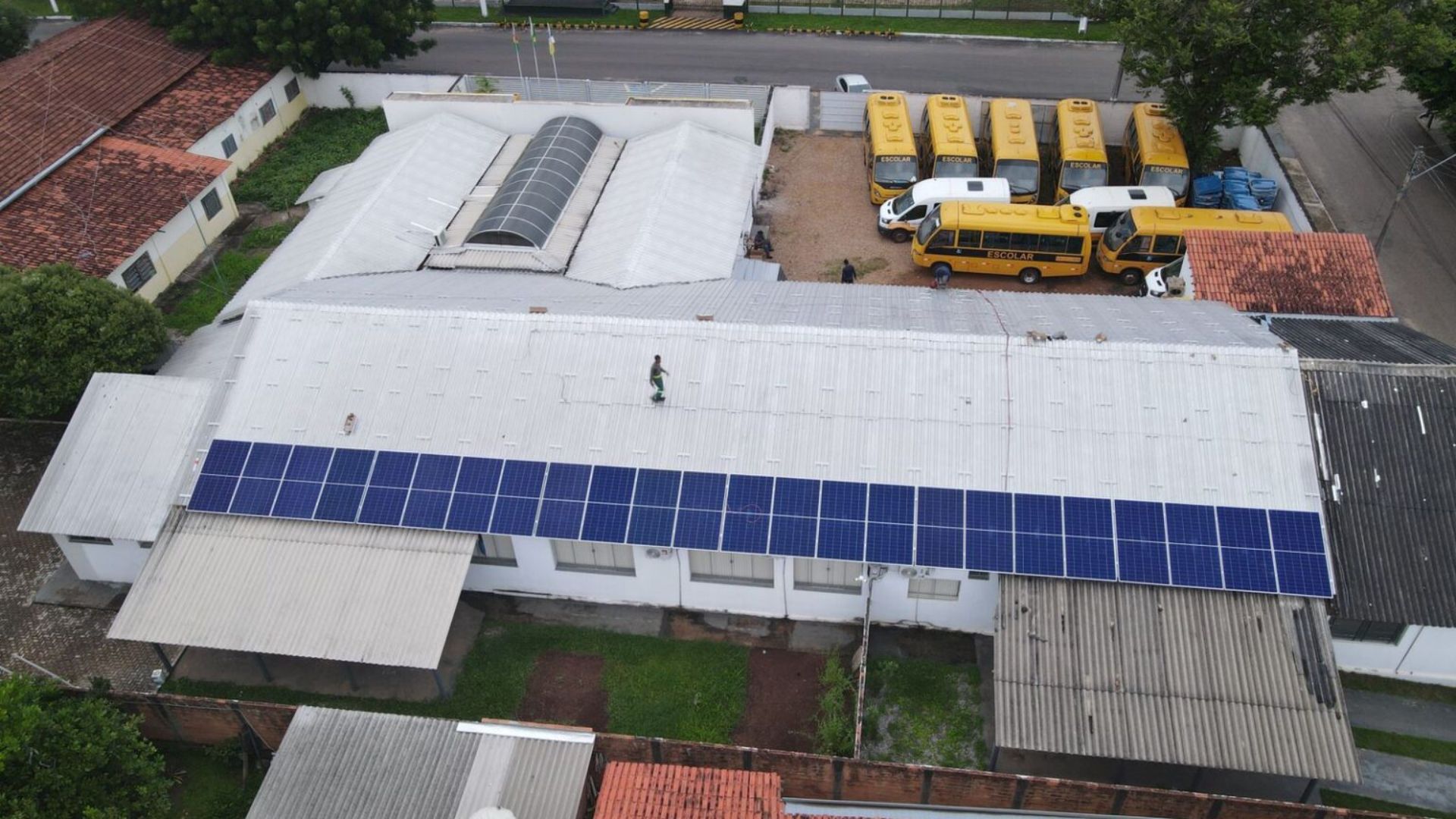 Painéis de energia solar instalados no telhado de prédio público da Prefeitura de Miracema do Tocantins