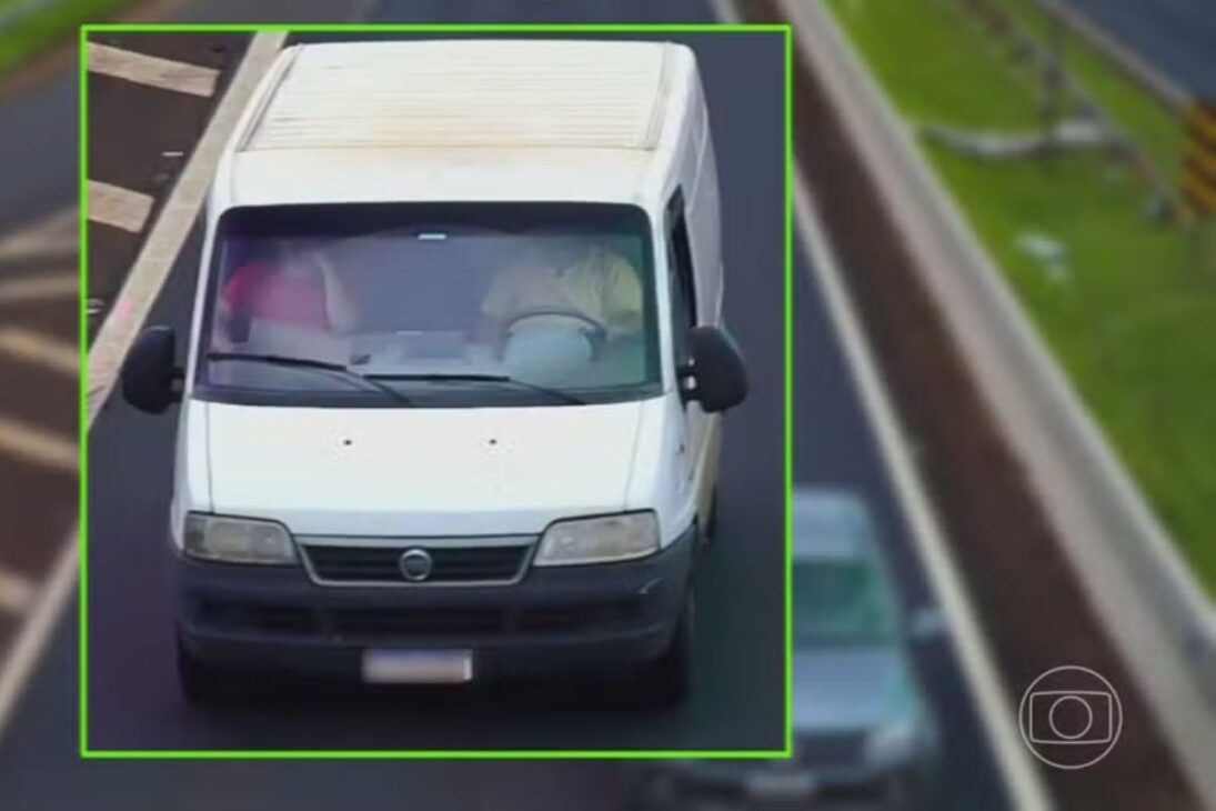 radares con IA refuerzan fiscalización de celular al volante y cinturón de seguridad con validación humana en las carreteras; entiende cómo funciona.