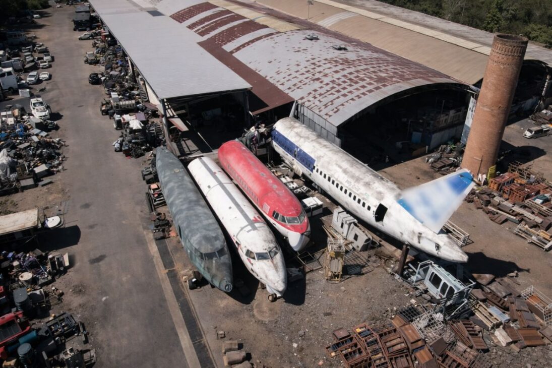 En Campinas, el rey de la chatarra crea ciudad de la chatarra y transforma un depósito de chatarra con aviones antiguos y piezas raras en destino para curiosos.