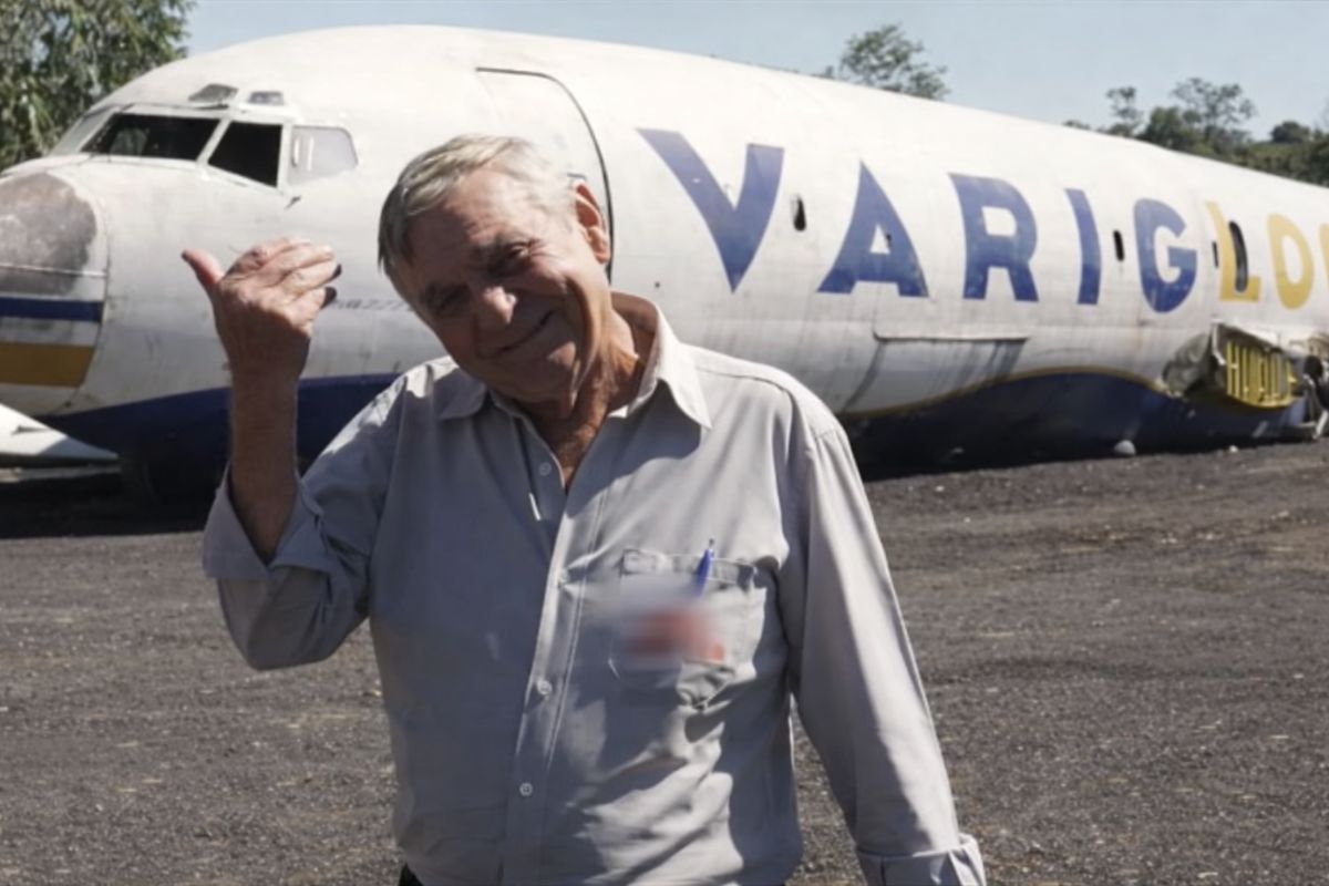 Rei da sucata transforma 110 mil m² em verdadeira cidade de peças raras com aviões, helicópteros, TVs antigas, brinquedos gigantes e milhares de itens vendidos