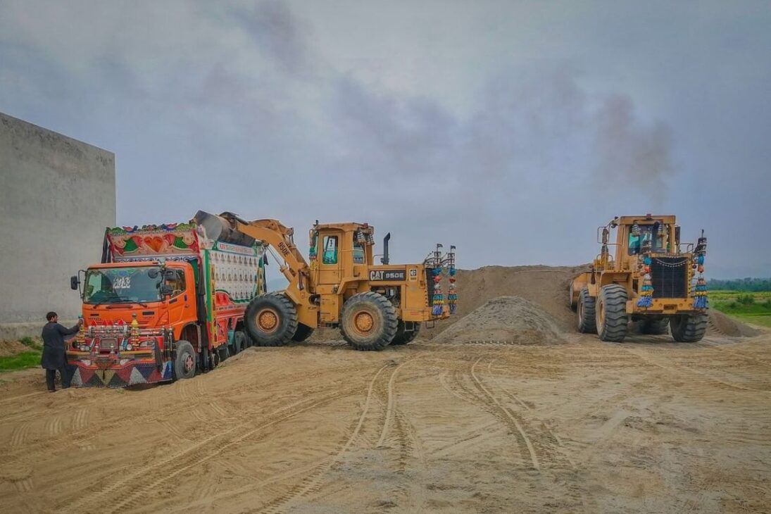 Isla desaparece del mapa cuando la arena se convierte en negocio: concreto, camiones y desaparición exponen cómo la extracción clandestina redesigna territorios y encarece obras.