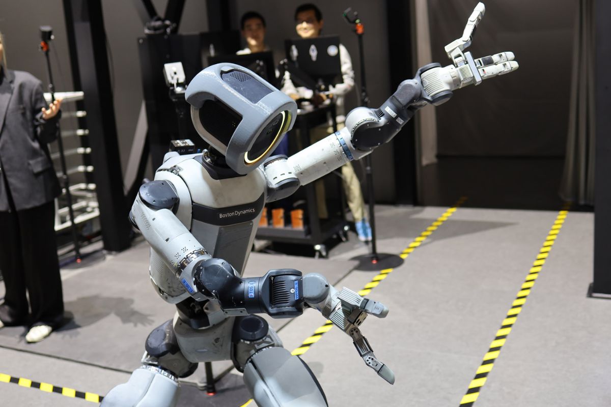 robô humanoide da Boston Dynamics entra em operação com Atlas na Hyundai, atuando autonomamente com IA e reacendendo o debate sobre produtividade sem pausas e futuro do trabalho industrial.