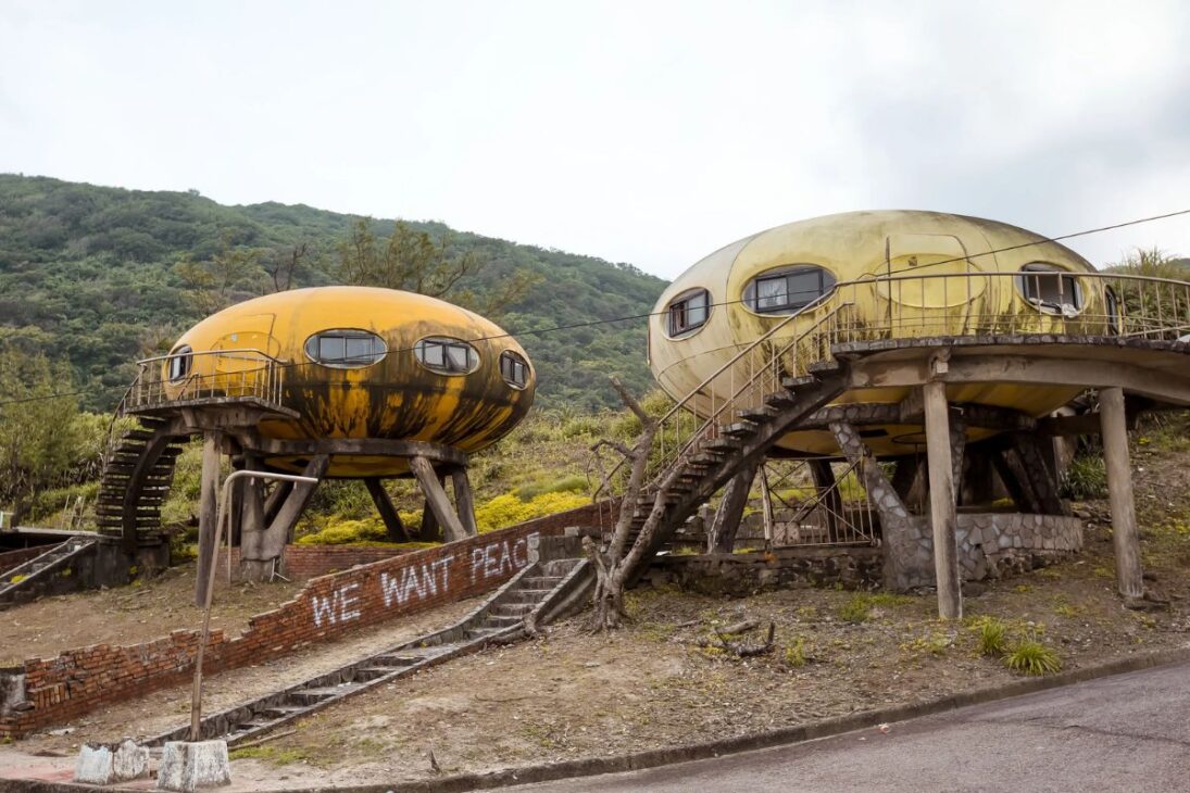 Conoce ruinas gigantes y monumentos abandonados como el zigurate de Ur y las casas OVNI de Sanji, verdaderas gigantes olvidadas por el mundo.