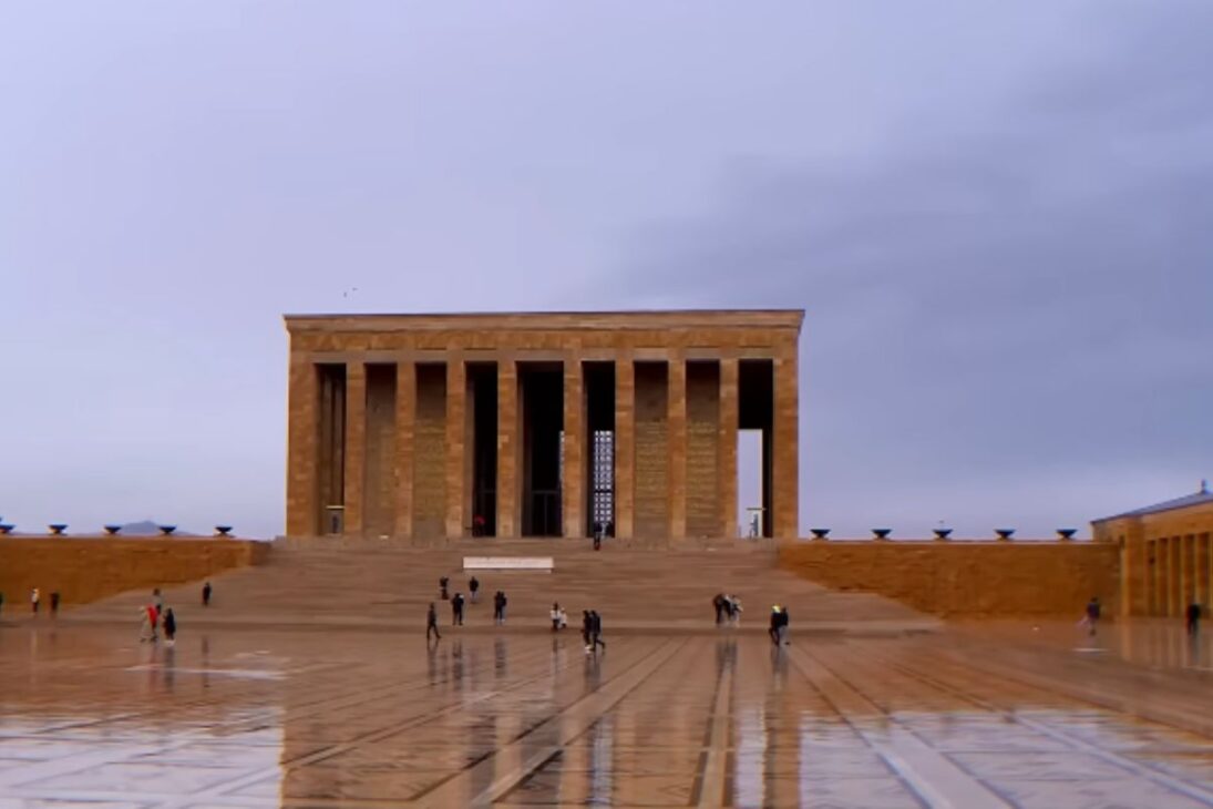 Conoce ruínas gigantes y monumentos abandonados como el zigurate de Ur y las casas OVNI de Sanji, verdaderas gigantes olvidadas por el mundo.