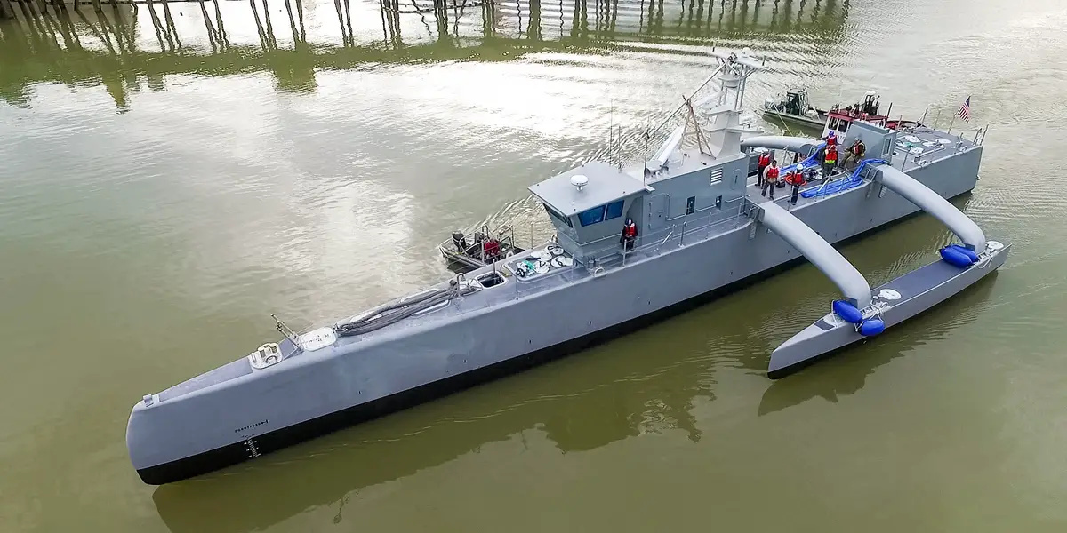 Con 40 metros de longitud, autonomía superior a 10.000 km y capacidad para permanecer meses en océano abierto sin tripulación, el Sea Hunter demostró que embarcaciones militares de superficie pueden operar de forma totalmente autónoma en escala transoceánica