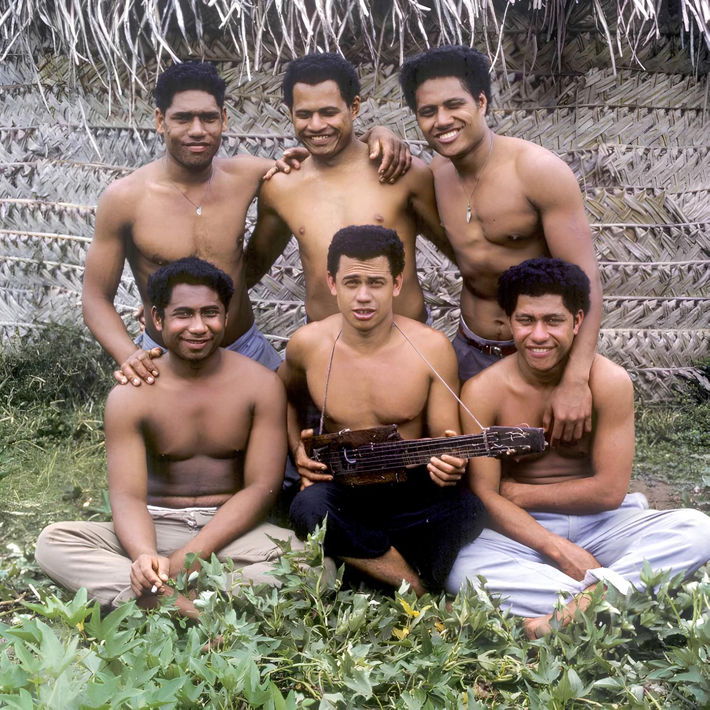 Seis adolescentes de Tonga roubam um barco, naufragam em uma ilha desabitada e sobrevivem por 15 meses criando regras, fogo, horta e cooperação; a história real que desafiou tudo o que se acreditava sobre sobrevivência humana