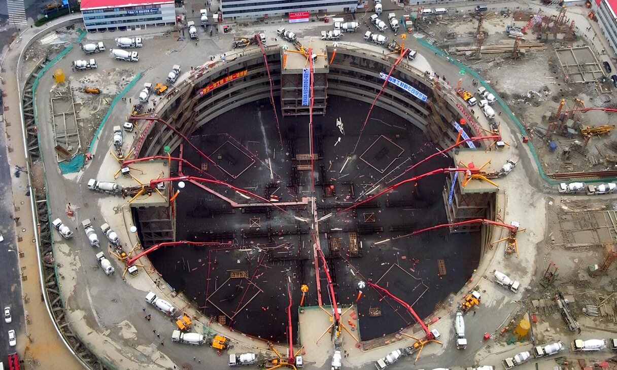 Para sostener un gigante de 632 m en suelo blando, ingenieros de Shanghái perforaron estacas de más de 50 m, derramaron 60 mil m³ de concreto en una sola etapa y desarrollaron soluciones contra tifones, terremotos y fricción del viento