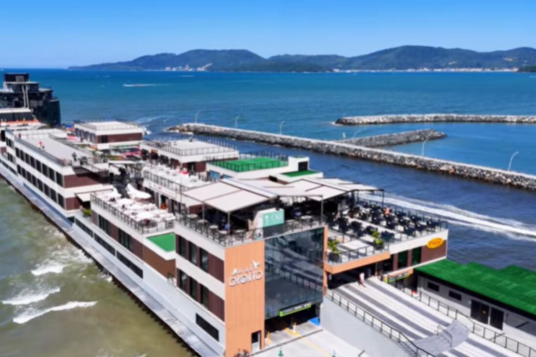 Centro comercial gigante sobre el mar en el litoral catarinense conecta Meia Praia y Porto Belo, trae Hard Rock Café y cambia el turismo de la región. Esta versión: