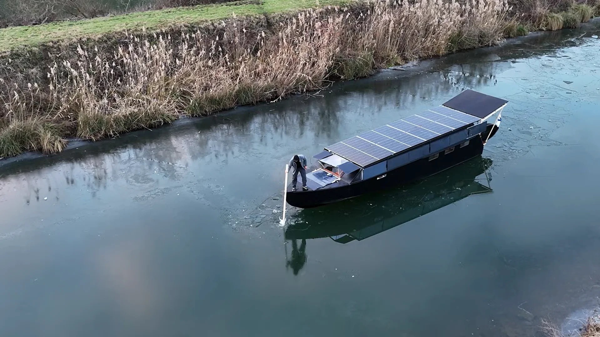 Protótipo de iate solar Helios 11 é testado em viagem inaugural entre a Finlândia e canais congelados da França após 200 dias de construção.