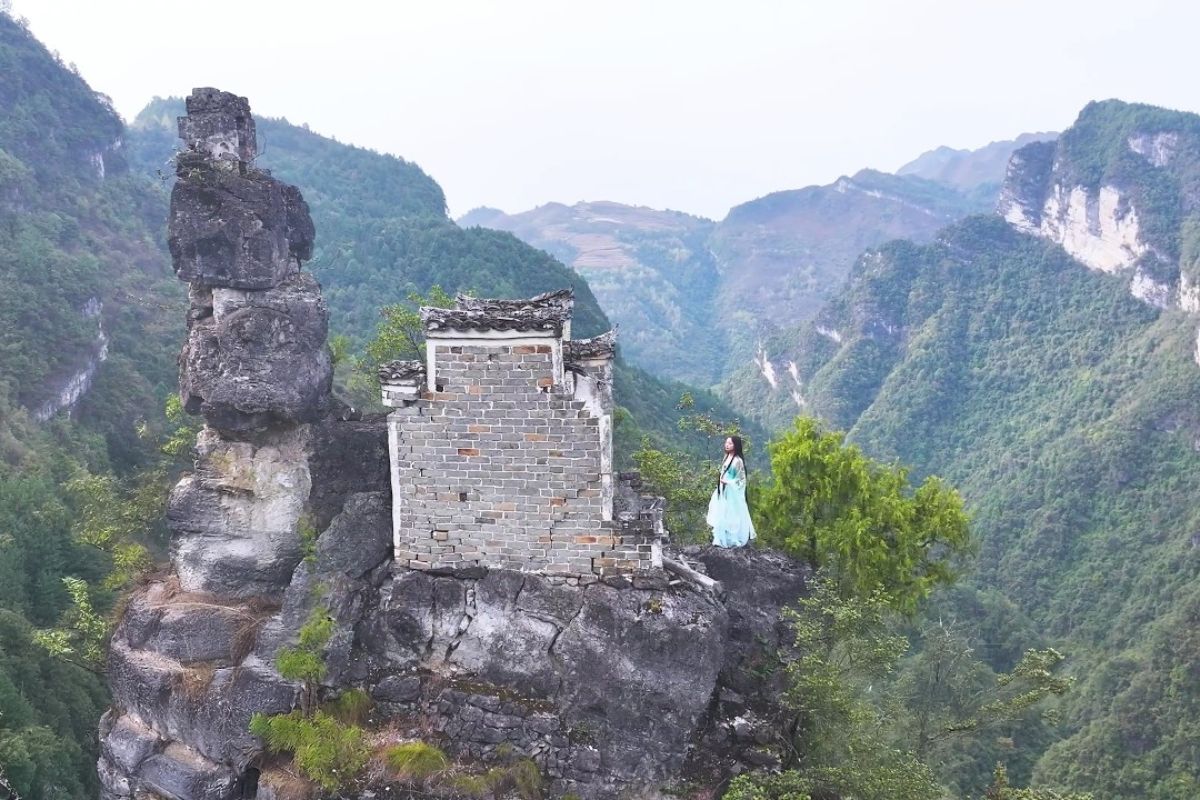 Casa isolada em montanha de Guizhou resiste há séculos. Um guardião idoso protege o templo antigo sobre penhasco perigoso, solidão e resistência.