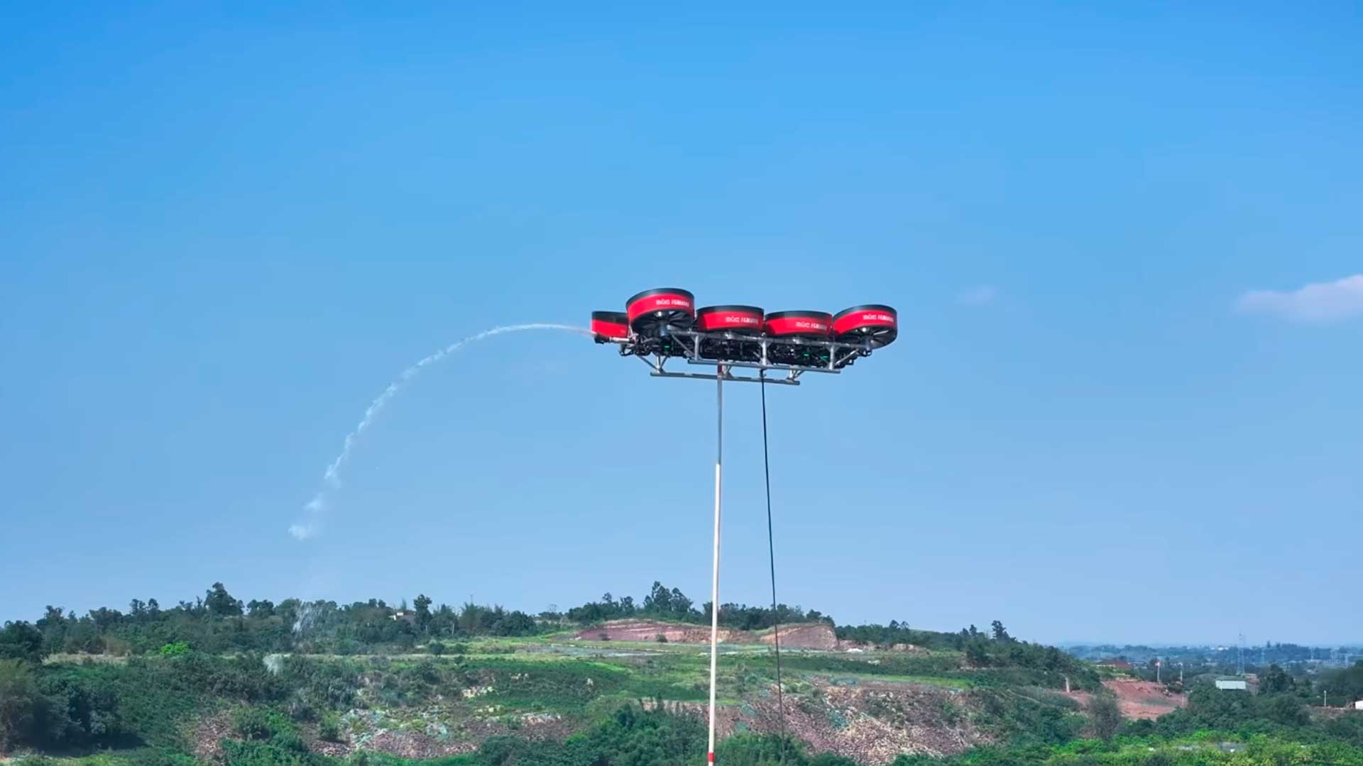 Subindo a 100 m em cerca de 1 minuto, novo drone gigante estável acoplado ao caminhão de bombeiros pode conter chamas com jatos a mais de 45 m de distância