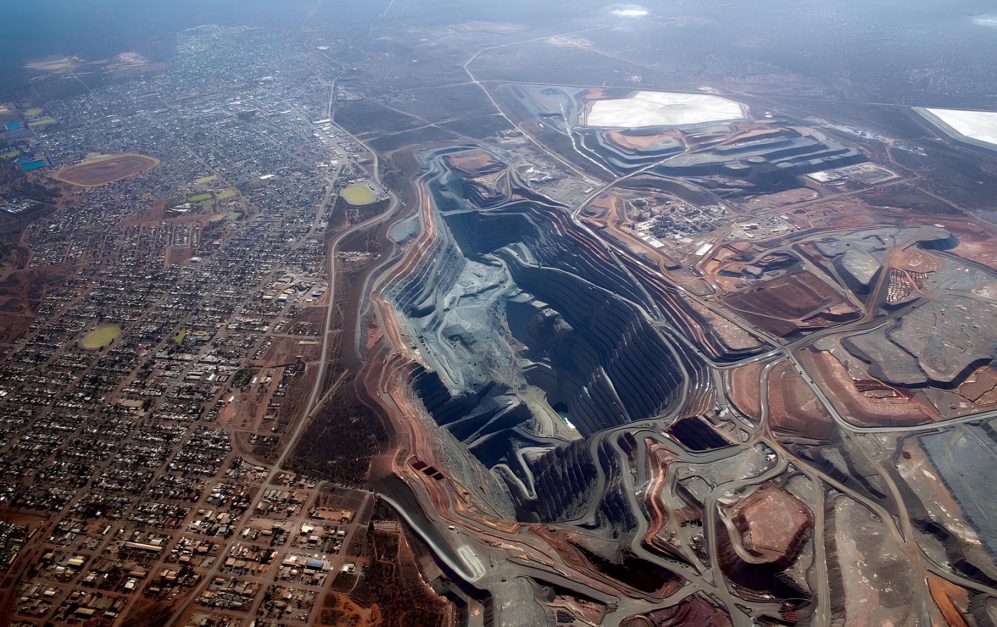 Austrália remove centenas de milhões de toneladas de rocha e abre uma cratera de 3,5 km de comprimento, 1,5 km de largura e 650 metros de profundidade que é tão colossal que se transformará em um lago artificial visível do espaço