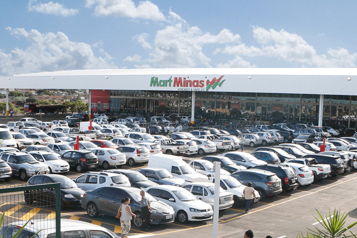 Supermercado Mart Minas abre trainee em Belo Horizonte no Programa Legado, com salário inicial de R$ 8.000, dez vagas e trilha de liderança em 2026, atraindo candidatos que buscam carreira acelerada no varejo.