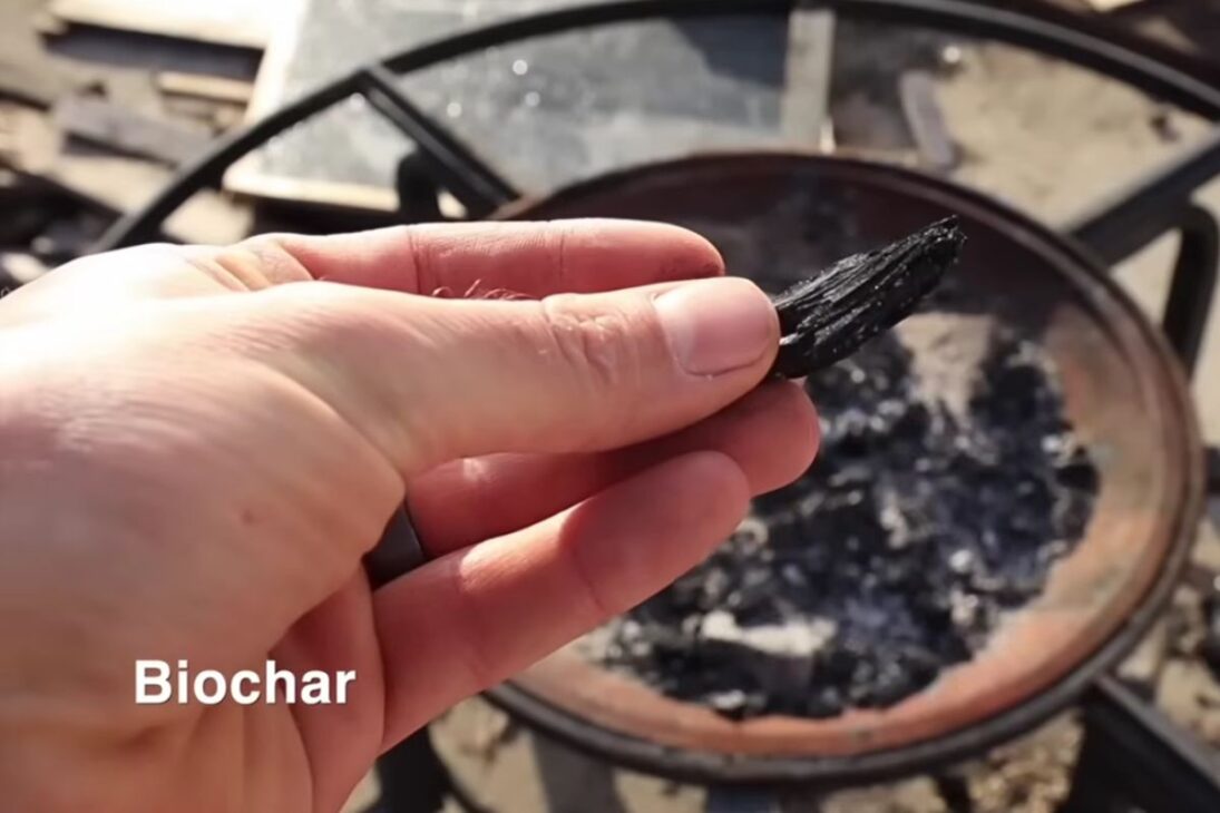 Finca en Tailandia Supera la Agricultura Convencional al Regenerar el Suelo, Retener Toda el Agua de la Lluvia y Usar Biomasa para Producir Más Comida, Reducir Costos y Enfrentar Sequías Extremas con Eficiencia Comprobada.