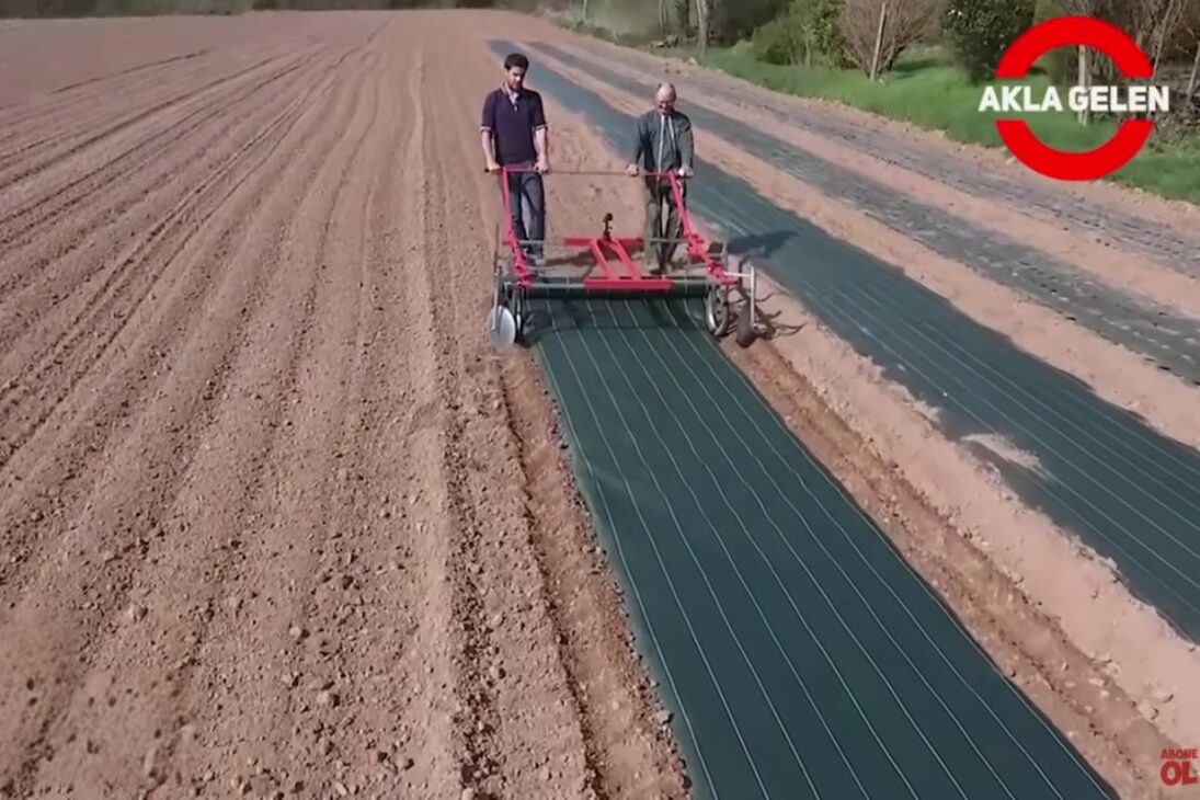 La técnica agrícola reúne inventos: máquina, triturador y siembra para triturar ración, cavar zanjas, trasplantar plántulas y cosechar con eficiencia a pequeña escala.

