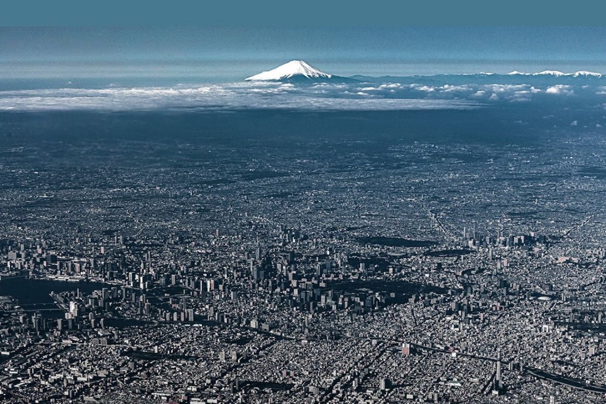 Tóquio vira megacidade sem centro: Shinjuku puxa o transporte público em trens lotados, enquanto a escala urbana impressiona com décadas de crescimento.