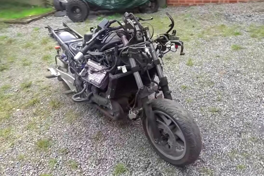 Honda transformada en moto personalizada muestra cómo un proyecto artesanal basado en soldadura y reaprovechamiento de piezas puede transformar chatarra en arte mecánico sobre dos ruedas.