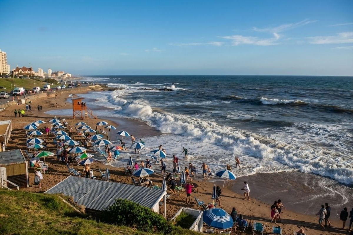 tsunami meteorológico em Mar del Plata expõe pressão atmosférica mudando o mar na região ao sul do Brasil, com uma morte e 35 feridos, e reforça o alerta costeiro.