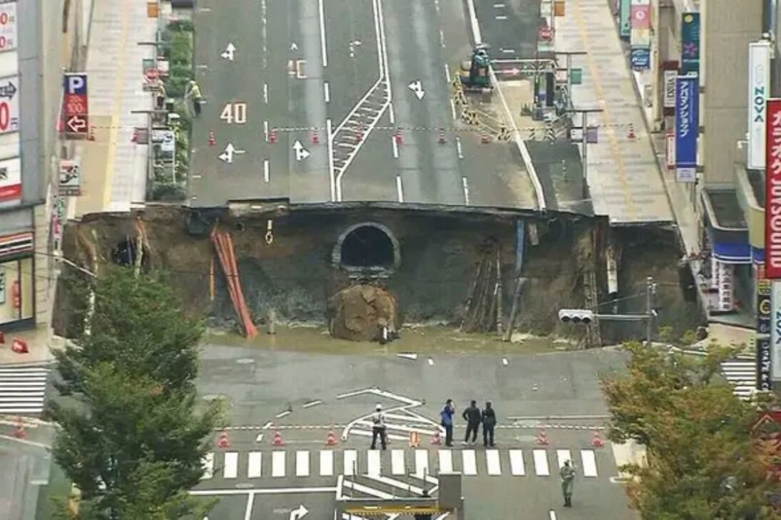 agujero de 450 m² en Fukuoka cerca de Hakata fue reabierto en 48 horas con 6.200 metros cúbicos, después de engullir cinco carriles e interrumpir servicios, con promesa de estructura 30 veces más resistente.