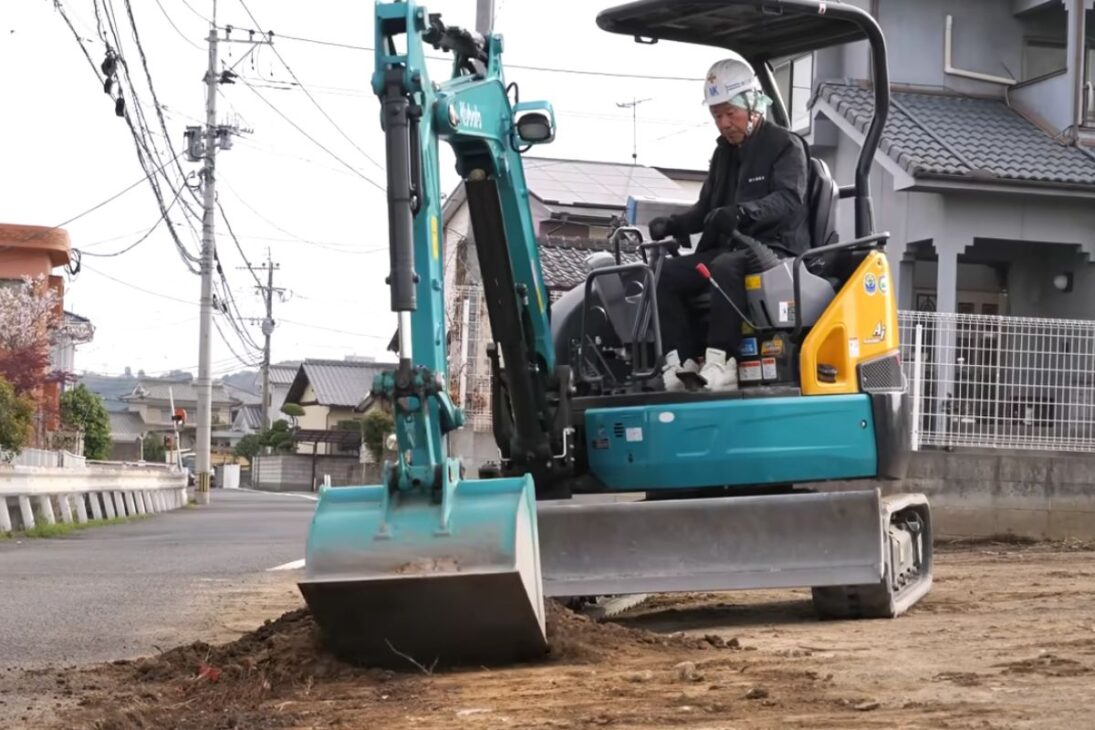 japoneses aplican Katama SP, material de pavimentación que endurece con agua, y convierten estacionamiento en piso firme en tres horas, reduciendo lodo y polvo.

