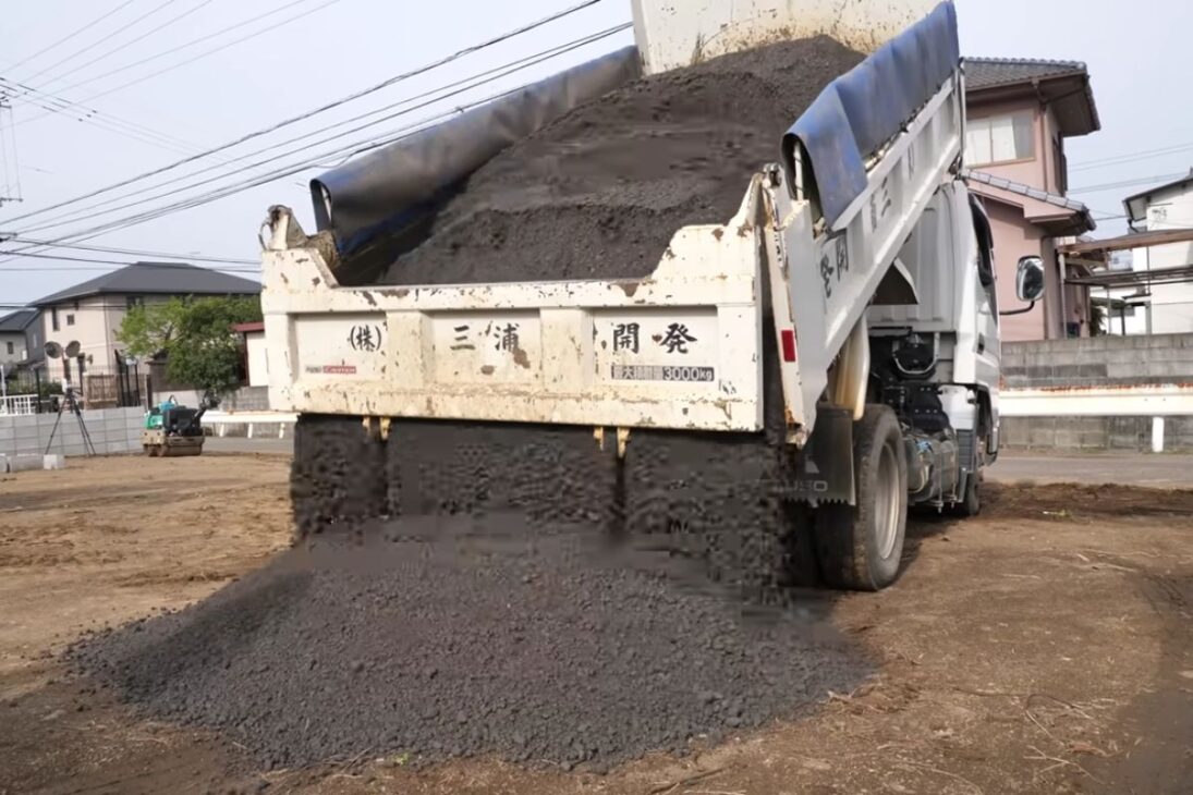 japoneses aplican Katama SP, material de pavimentación que endurece con agua, y convierten estacionamiento en piso firme en tres horas, reduciendo lodo y polvo.

