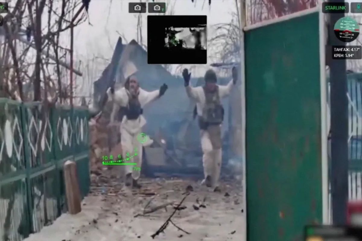 campo de batalha vira laboratório: vídeo mostra robô armado e rendição na Ucrânia; Rússia enfrenta UGVs, IA e dilemas de autonomia, controle e responsabilidade no combate moderno.