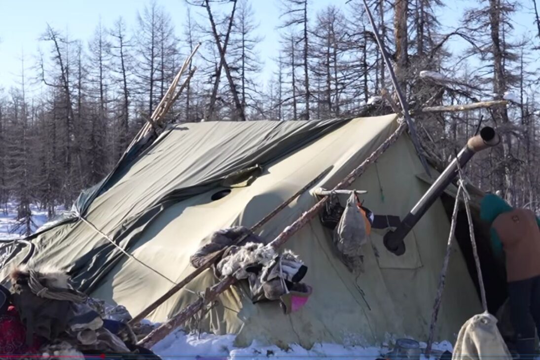 En la tundra de Iacutia, los Stepanov atraviesan el año con renas, viviendo en una tienda y manteniendo la estufa encendida, con baño semanal y hielo del lago convirtiéndose en agua en un frío extremo.
