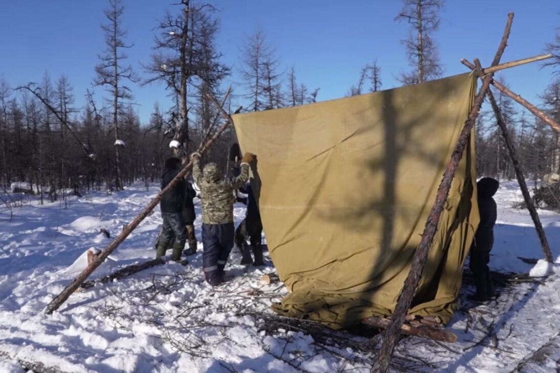 En la tundra de Iacutia, los Stepanov atraviesan el año con renas, viviendo en una tienda y manteniendo la estufa encendida, con baño semanal y hielo del lago convirtiéndose en agua en un frío extremo.