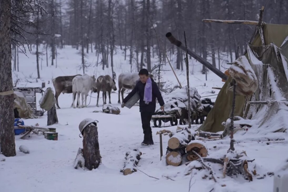 En la tundra de Iacutia, los Stepanov atraviesan el año con renas, viviendo en una tienda y manteniendo la estufa encendida, con baño semanal y hielo del lago convirtiéndose en agua en un frío extremo.
