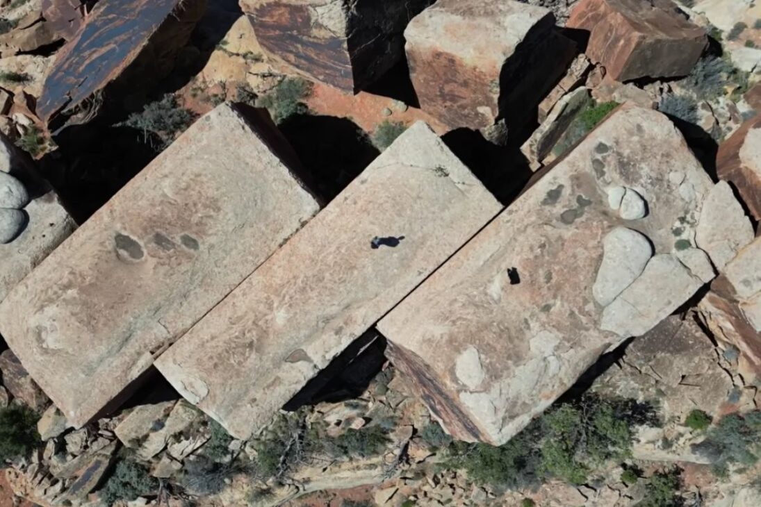 formación rocosa vista en Google Earth en acantilado revela arenito Navajo y un cubo perfecto casi real, con medidas en el sitio y escala que asusta.